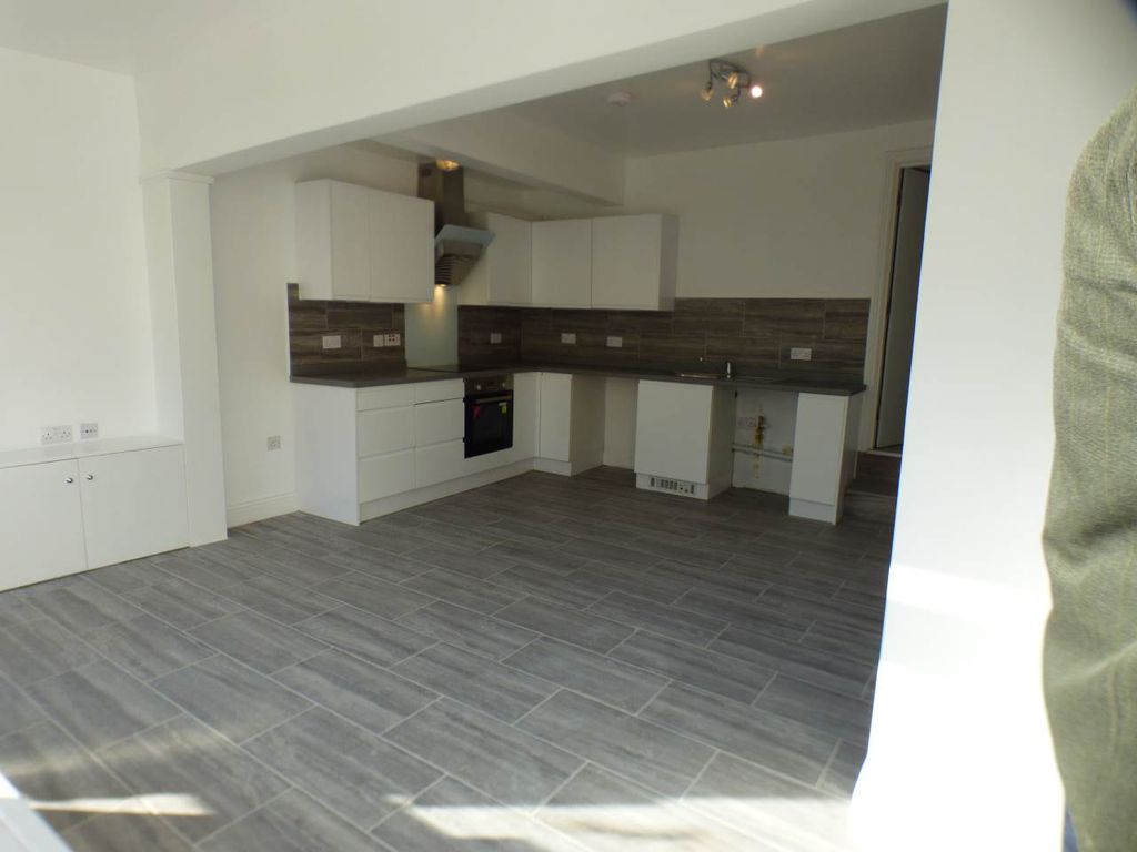 Property photo 2 of 8 Kitchen/Lounge