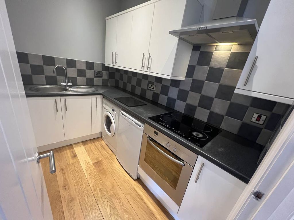 Property photo 2 of 6 Kitchen