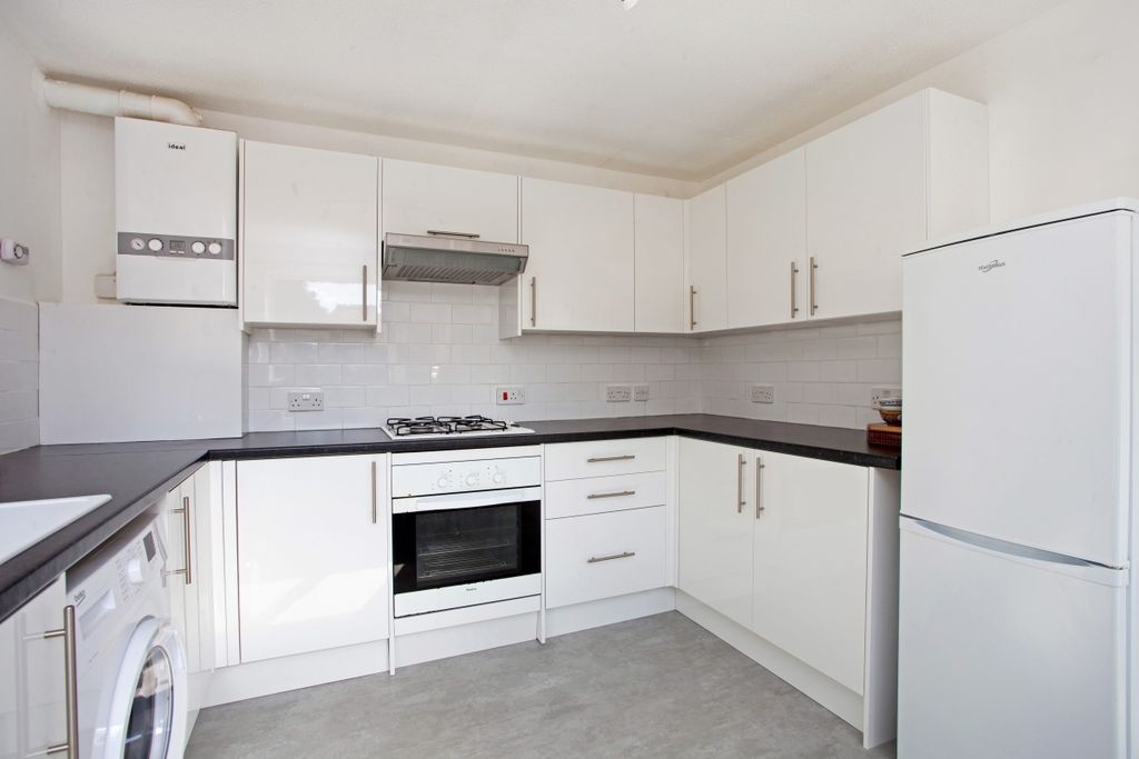 Property photo 3 of 6 Kitchen