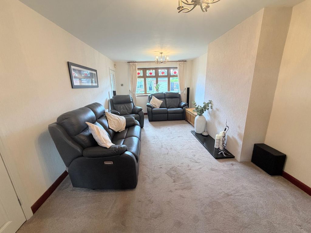Property photo 3 of 13 Lounge