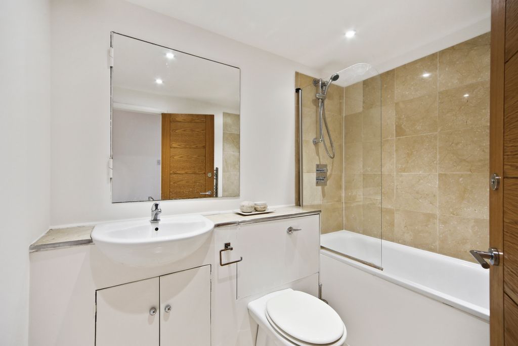 Property photo 3 of 9 Bathroom