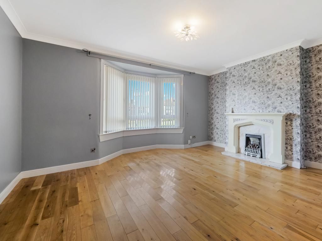 Property photo 2 of 21 Livingroom