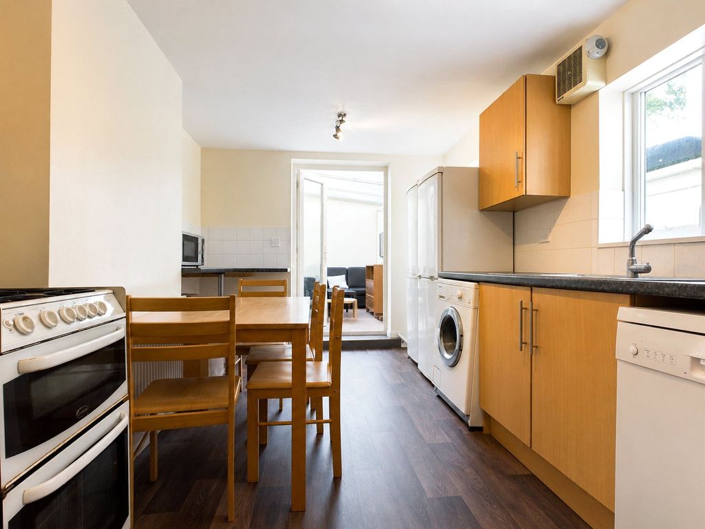 Property photo 3 of 14 Kitchen
