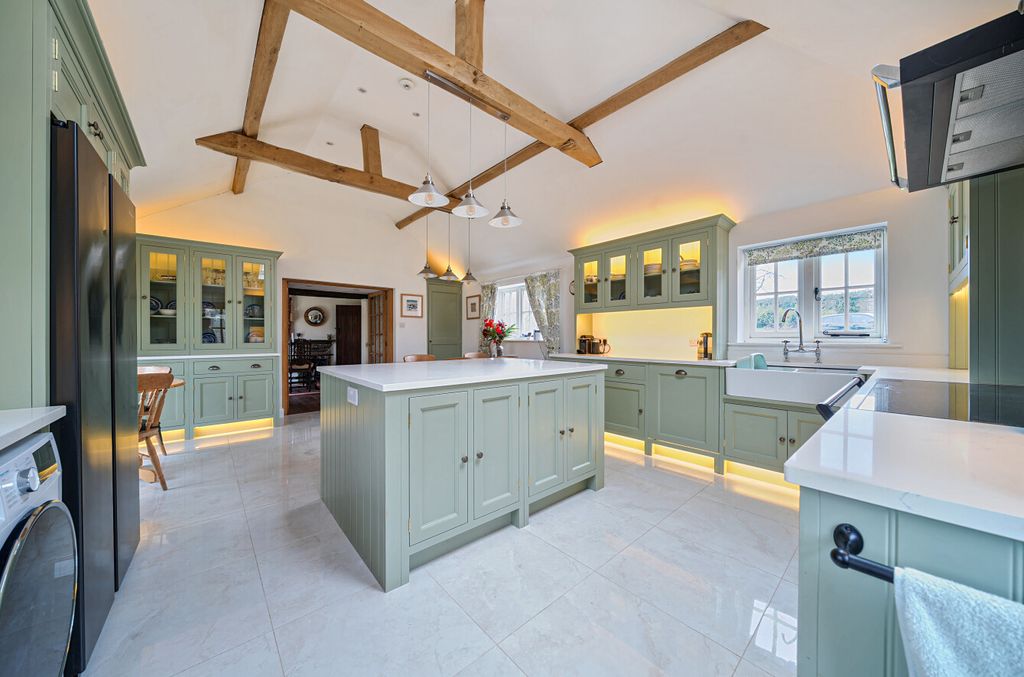 Property photo 2 of 41 1389384-26-694001...