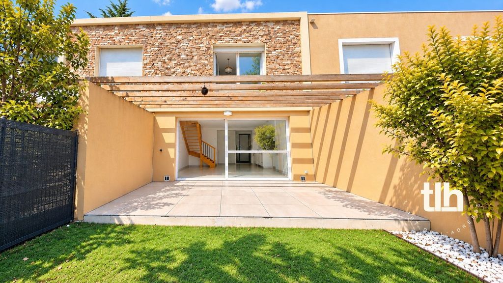 Property photo 1 of 9 Caissargues: 3-Piece House With Private Exterior