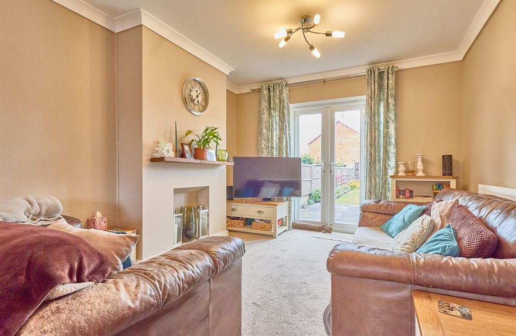 Property photo 2 of 11 Barrie Rd Hinckley.Jpg