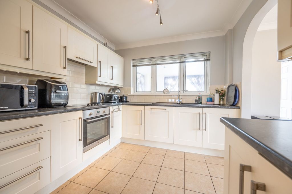 Property photo 3 of 23