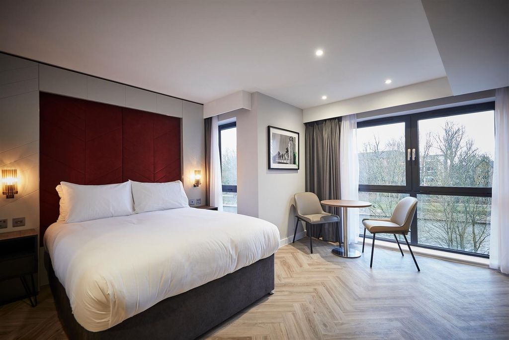 Property photo 1 of 6 Bright, Modern Bedroom With A Comfortable Double B...