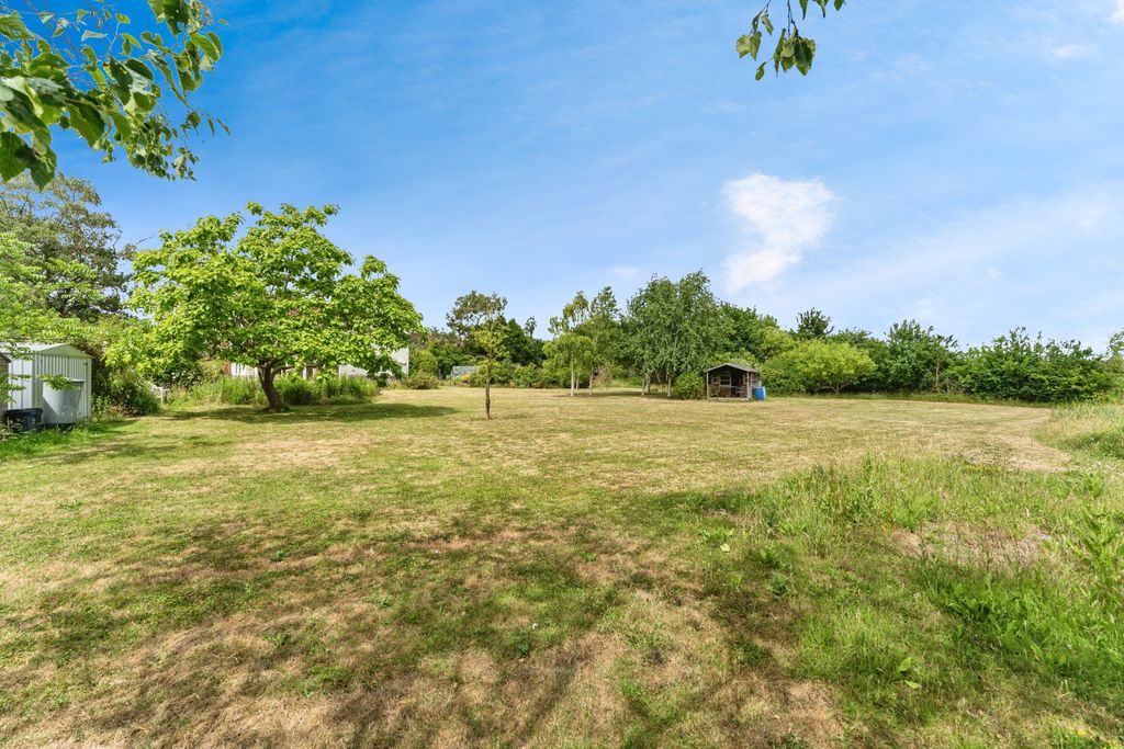 Property photo 3 of 20 Garden / Land