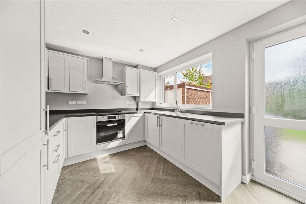 Property photo 3 of 18 Kitchen