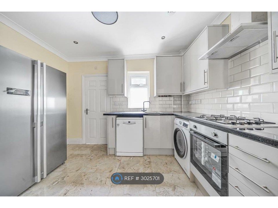 Property photo 3 of 8 Kitchen Pic 1