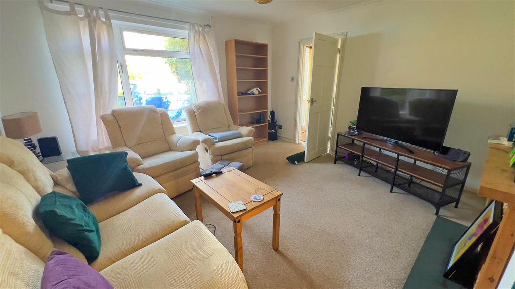 Property photo 3 of 11 Lounge.Jpg