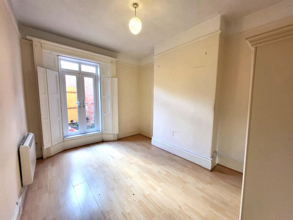 Property photo 2 of 13 Bedroom Pic 1