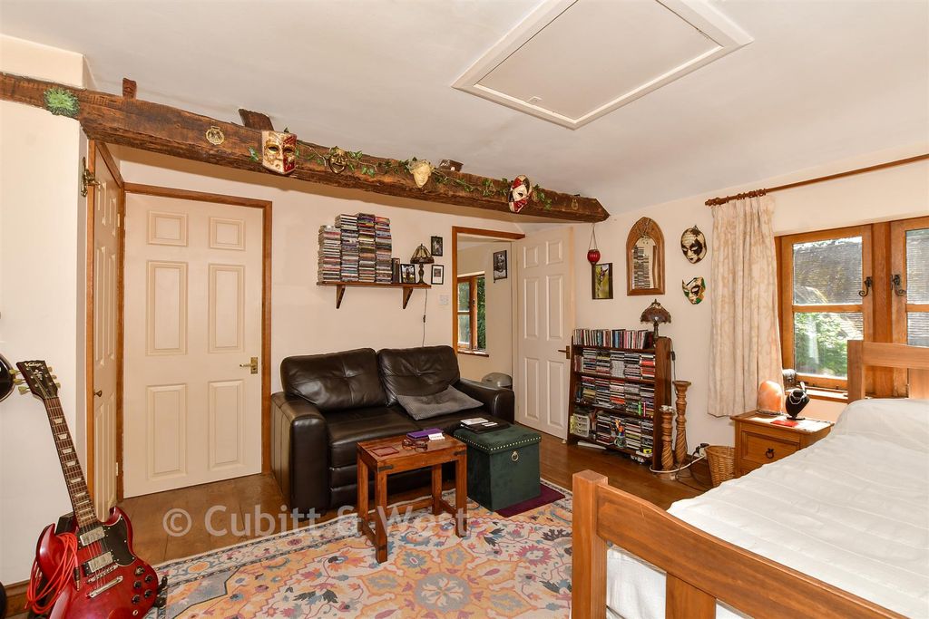 Property photo 3 of 10 Lounge