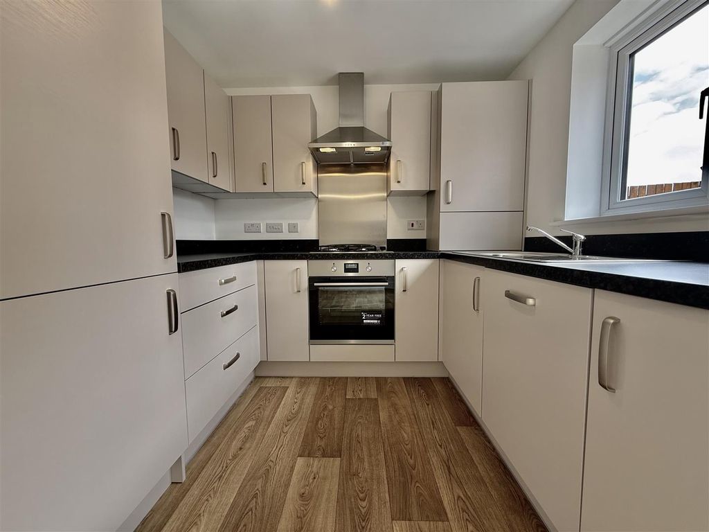 Property photo 3 of 11 Kitchen
