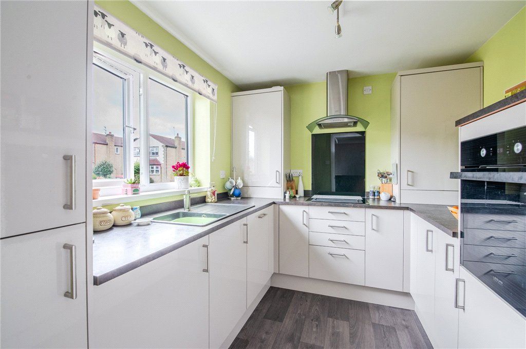Property photo 2 of 17 Cottingley Road
