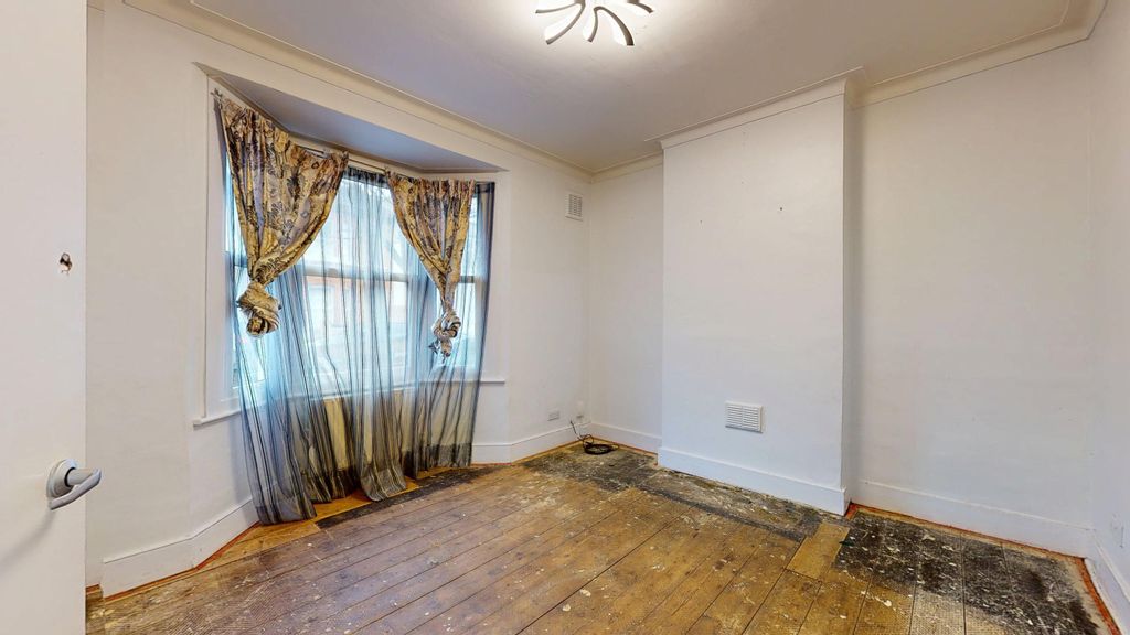 Property photo 3 of 15 84 Vansittart Road, Forest Gate, London, E7 0Aa