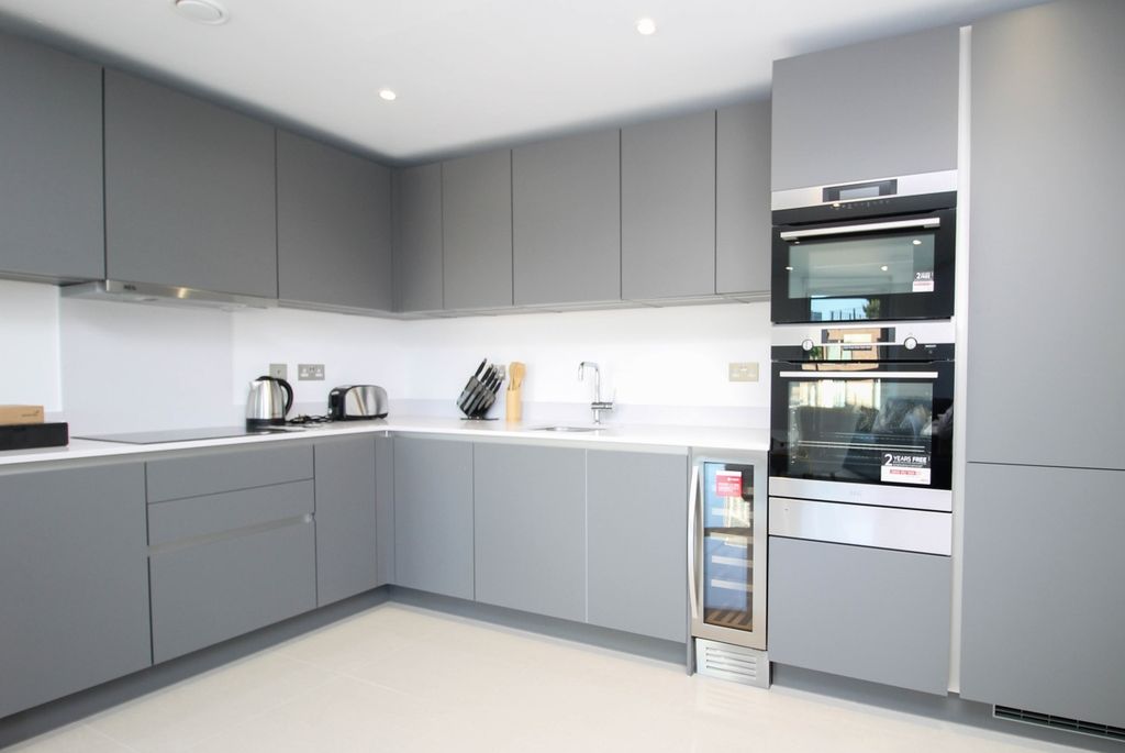 Property photo 3 of 8 Kitchen