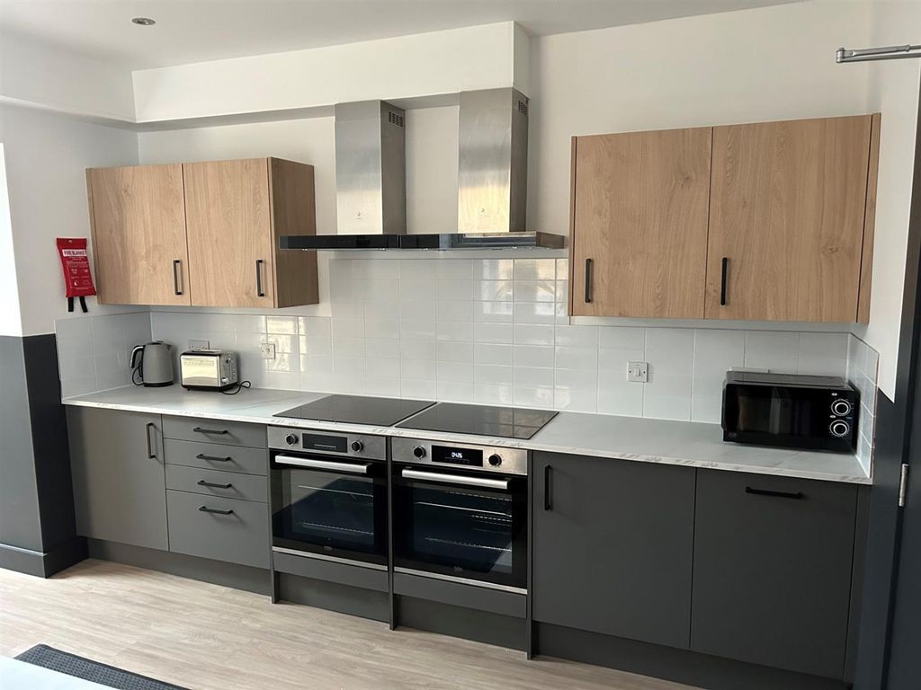 Property photo 2 of 11 Kitchen