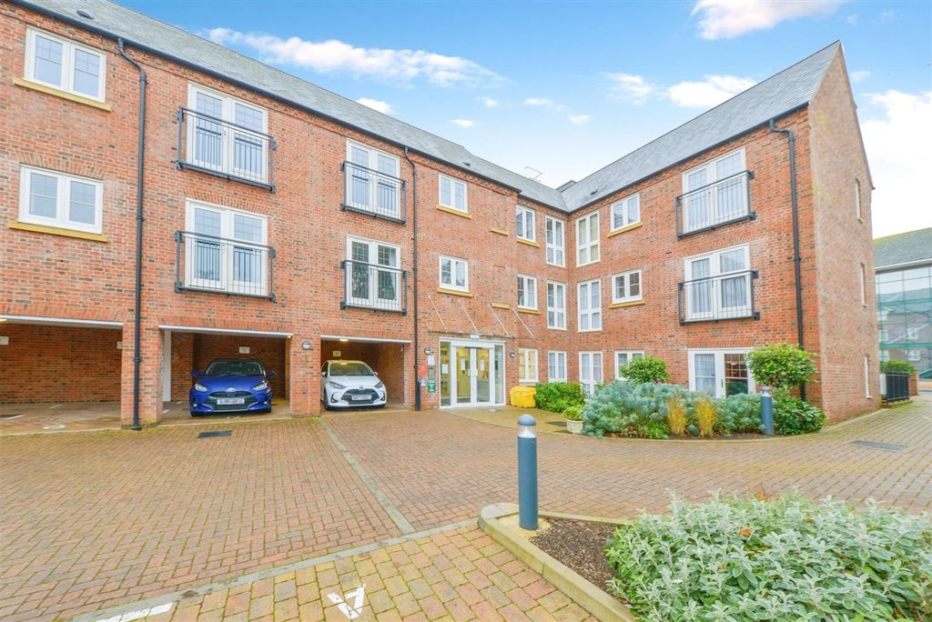 Additional image 20 of 2 bed flat for saleGreat North Road, Hatfield AL9