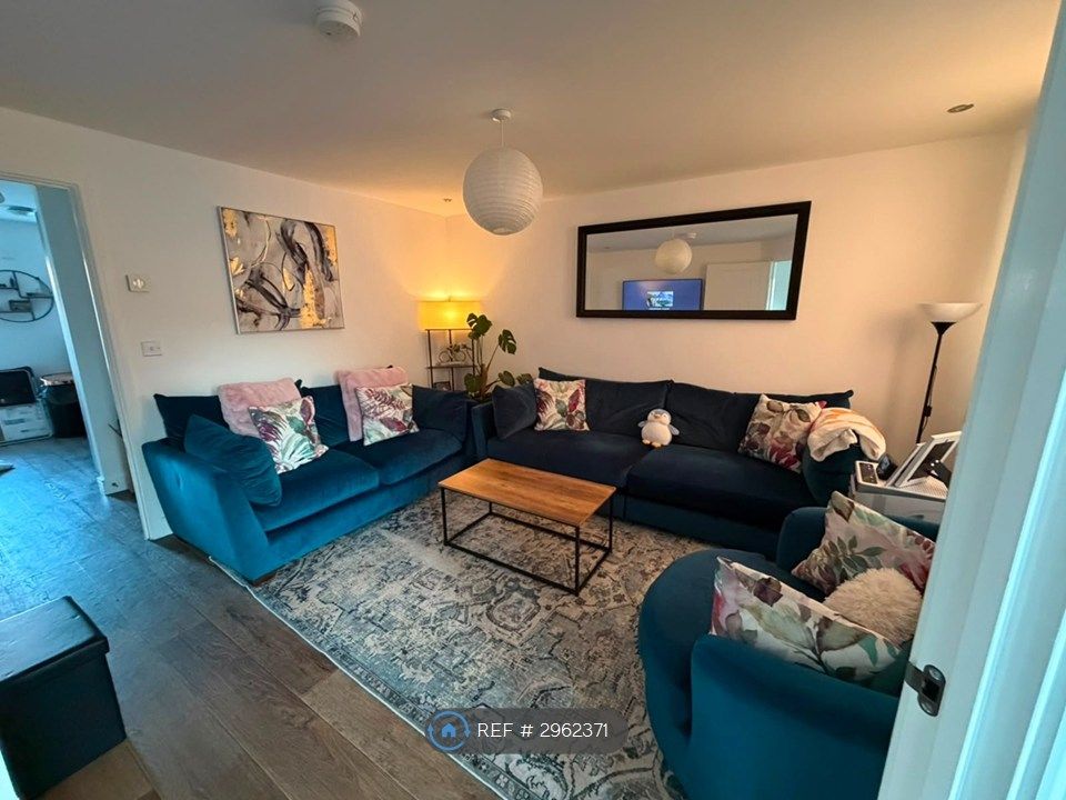 Property photo 3 of 11 Lounge 2