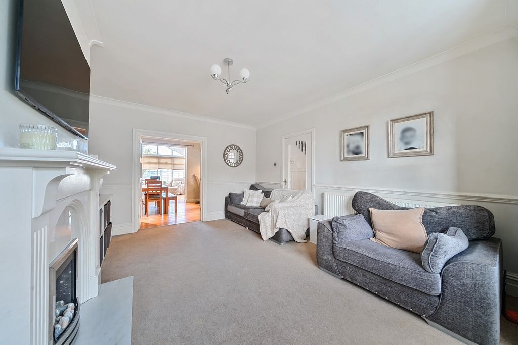 Property photo 3 of 23 1385344-15-6929862ce9Bef-Arw-1