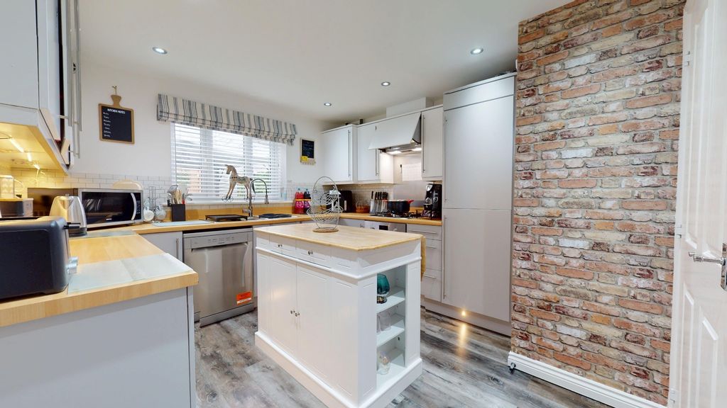 Property photo 2 of 16 4701363