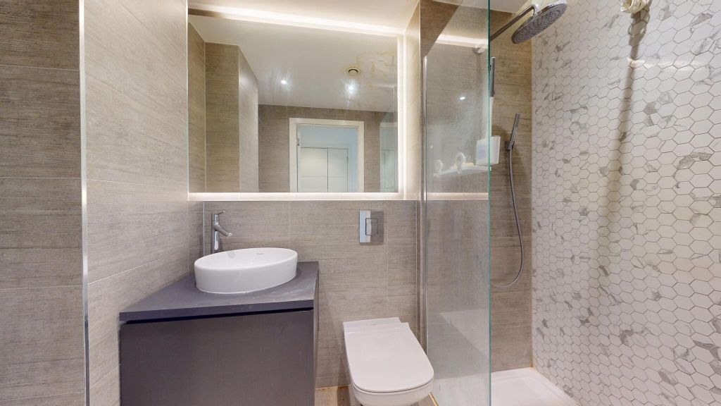 Property photo 3 of 10 Bathroom