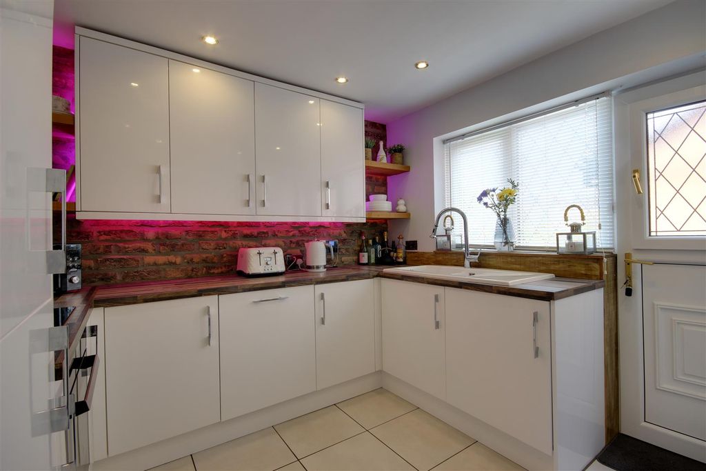 Property photo 3 of 17 Kitchen