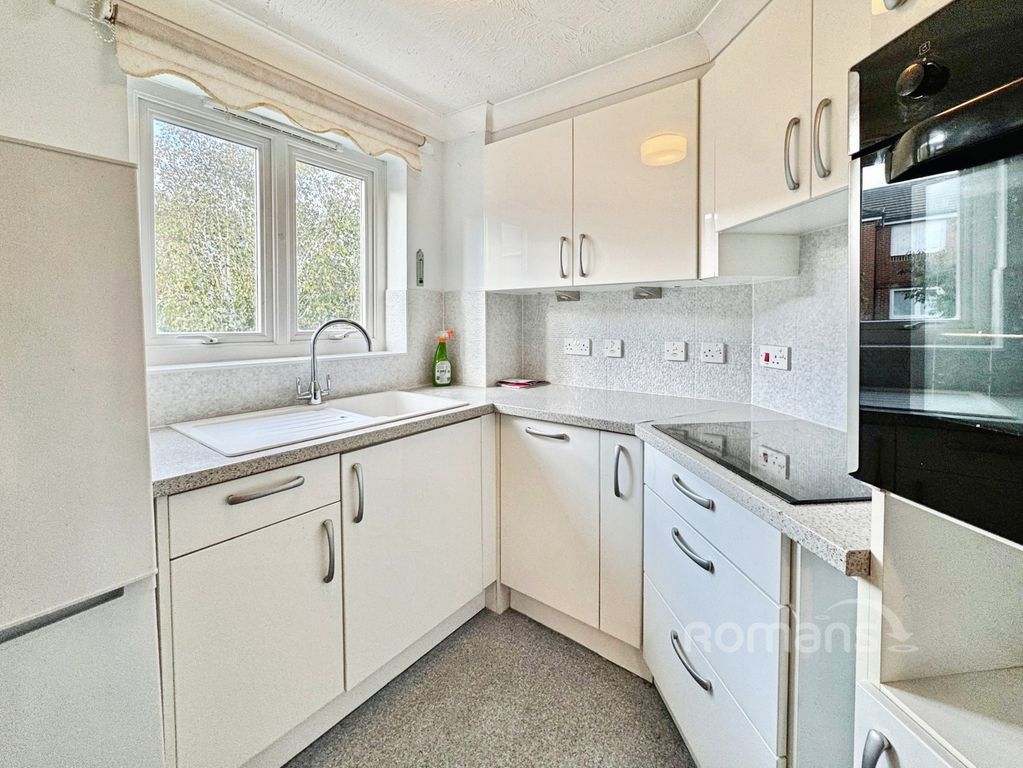 Property photo 2 of 7 Kitchen