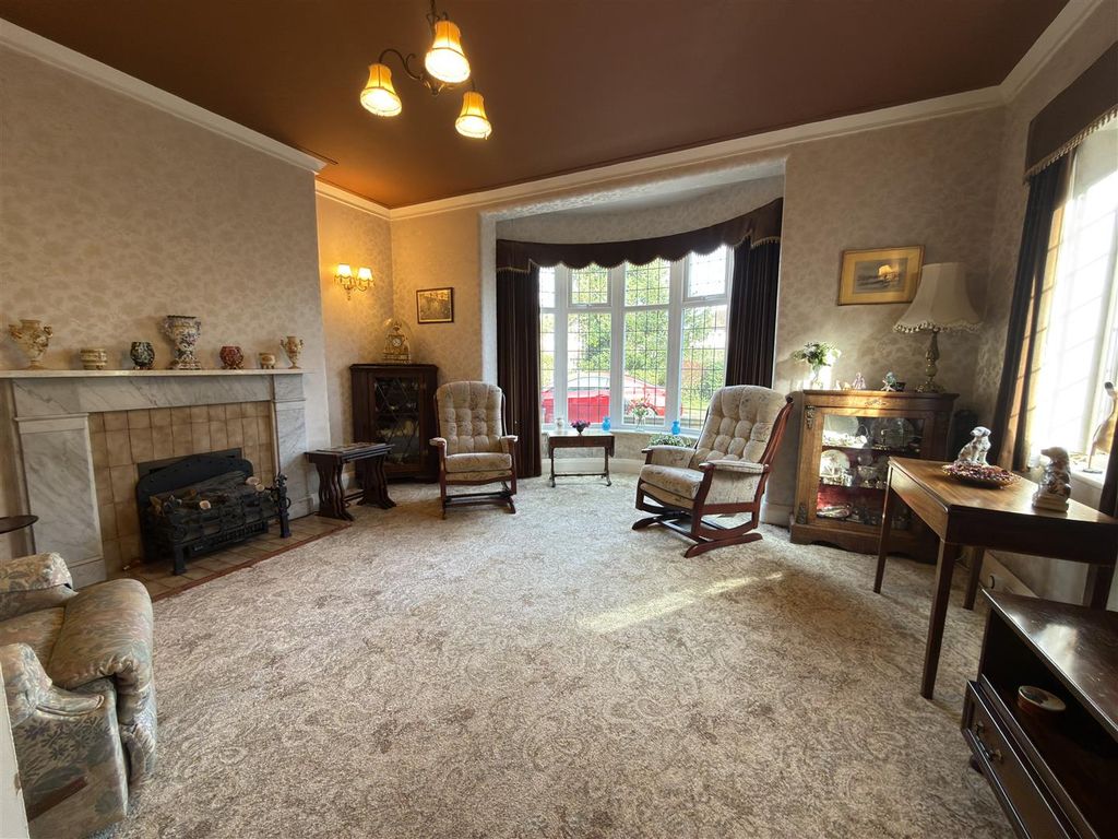 Property photo 2 of 19 Lounge