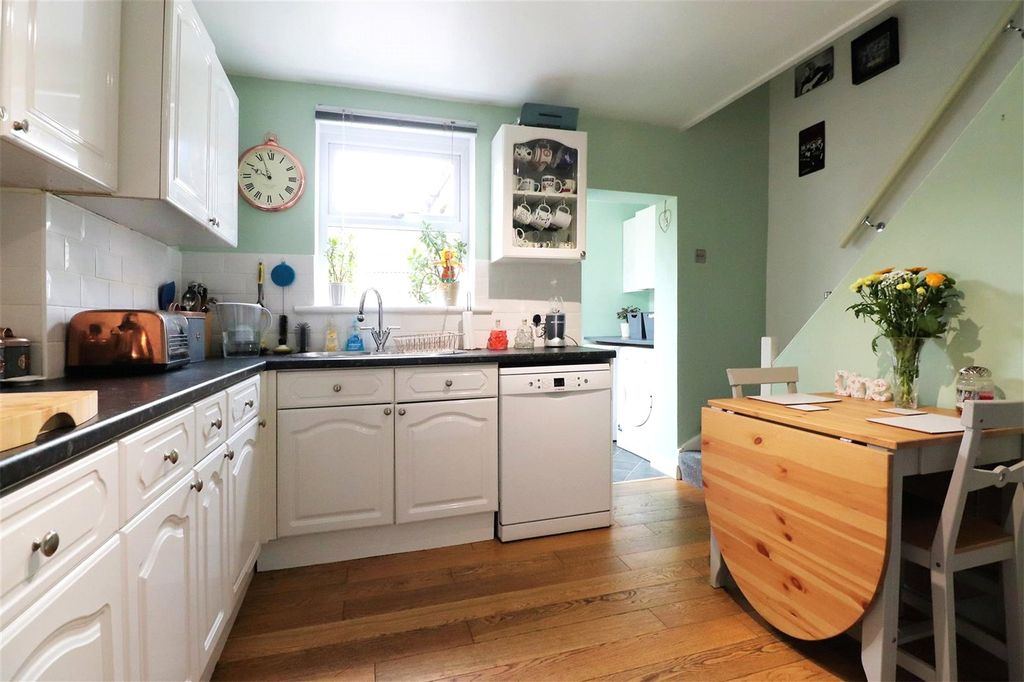 Property photo 3 of 11 Kitchen