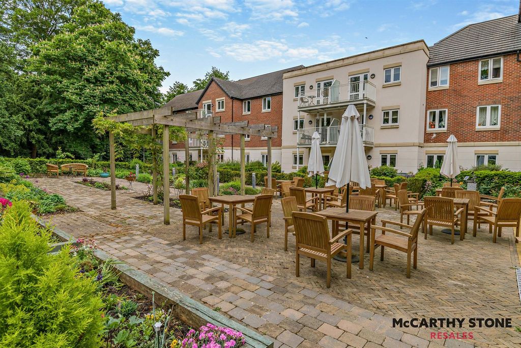 Property photo 1 of 17 Communal Gardens