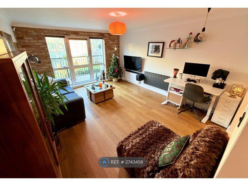 Property photo 3 of 11 Living Room