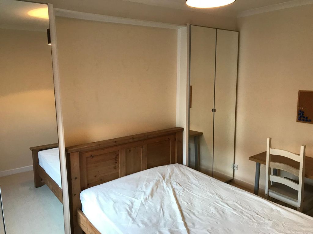 Property photo 3 of 6 Bed 2 Pic 1