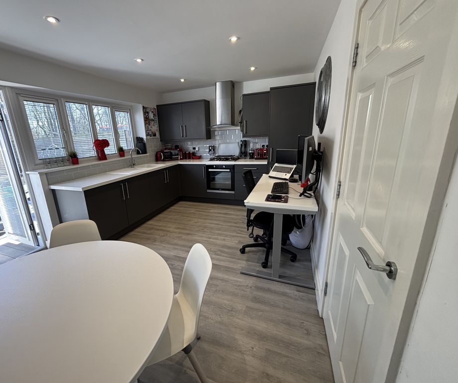 Property photo 2 of 25 Kitchen