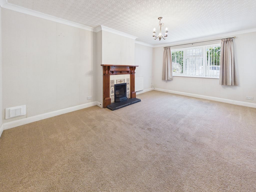 Property photo 3 of 17 Living Room