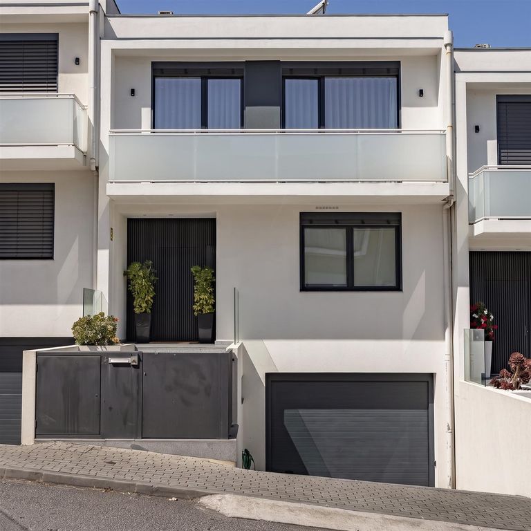 Property photo 1 of 17 Terraced T3 Home With Garage In Fraião, Braga, Northern Portugal