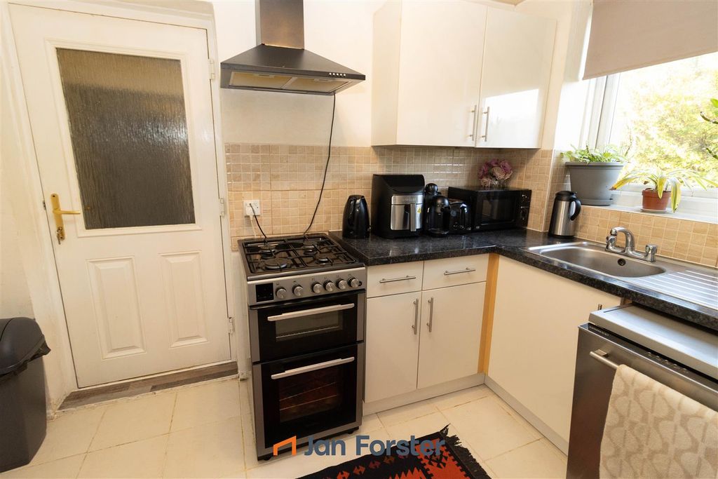 Property photo 3 of 9 Kitchen