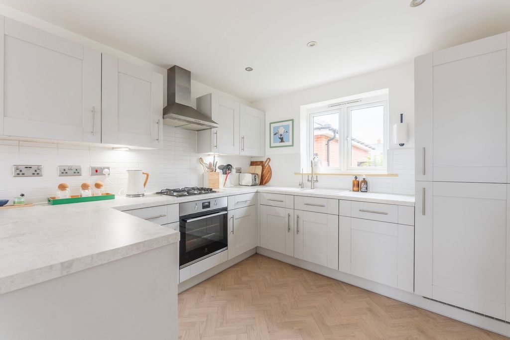 Property photo 2 of 27