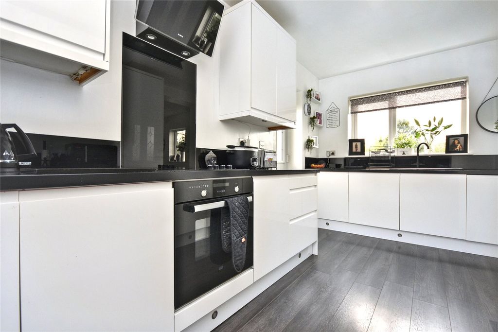 Property photo 2 of 21 Picture No. 15