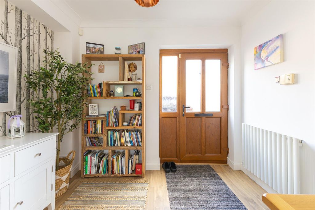 Property photo 3 of 24 Entrance Hall