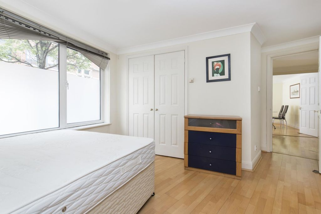 Property photo 3 of 7 Regency Court F1 - Bed