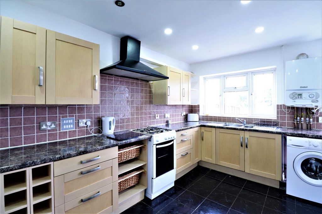 Property photo 1 of 9 Kitchen