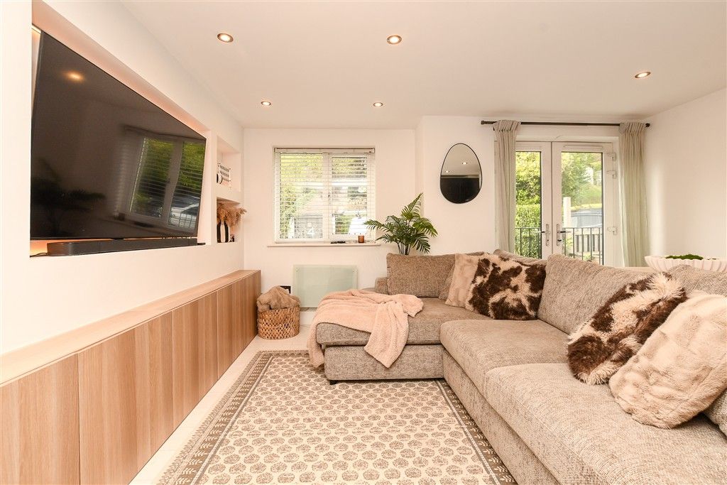 Property photo 3 of 10 Kitchen/Lounge
