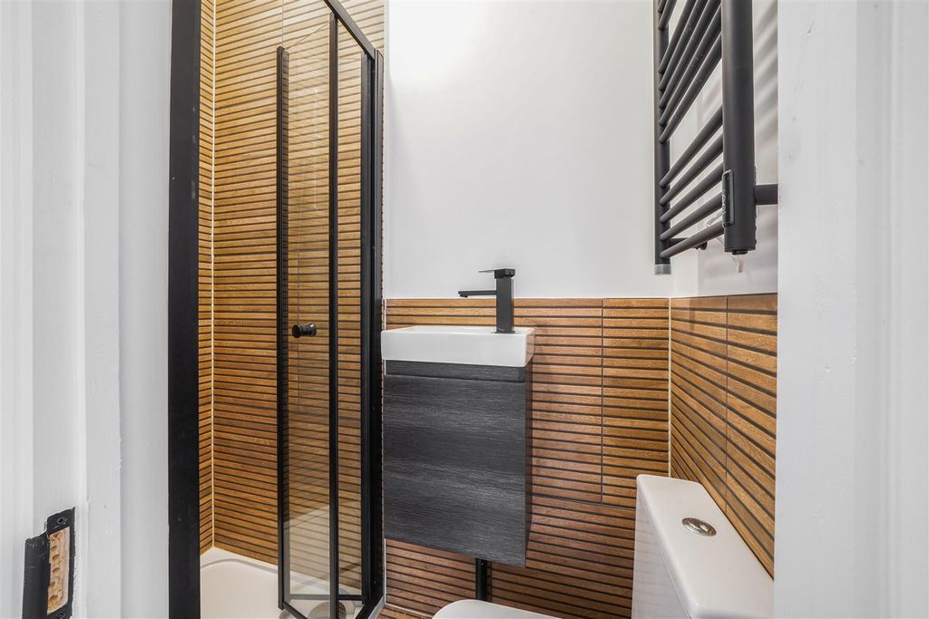 Property photo 3 of 6 En Suite Bathroom