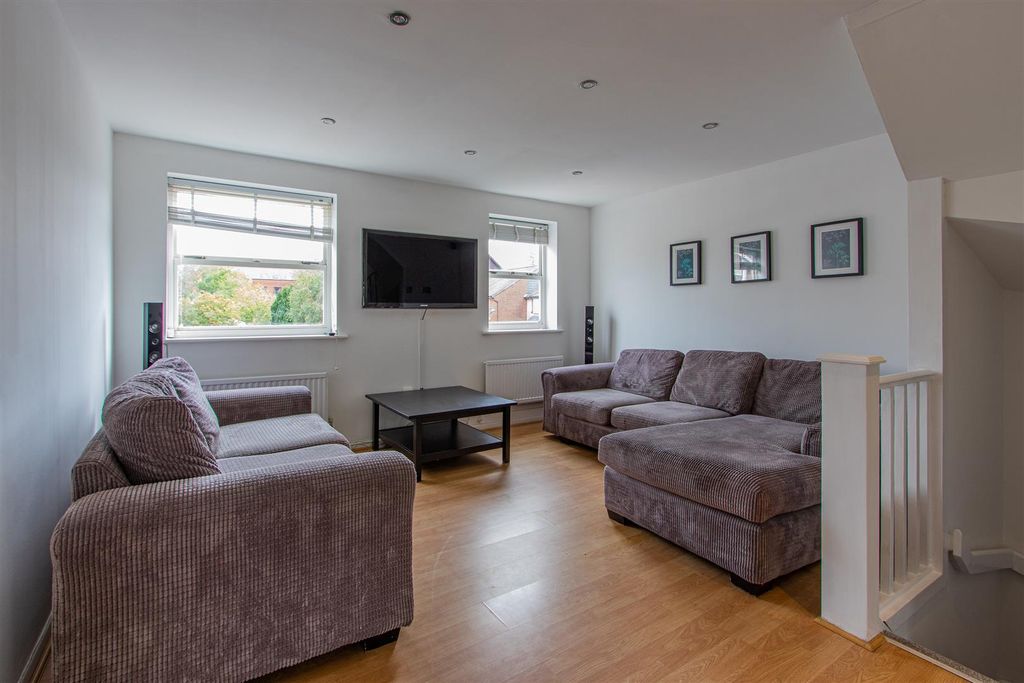 Property photo 3 of 16 Llansannor Drive 40-9.Jpg