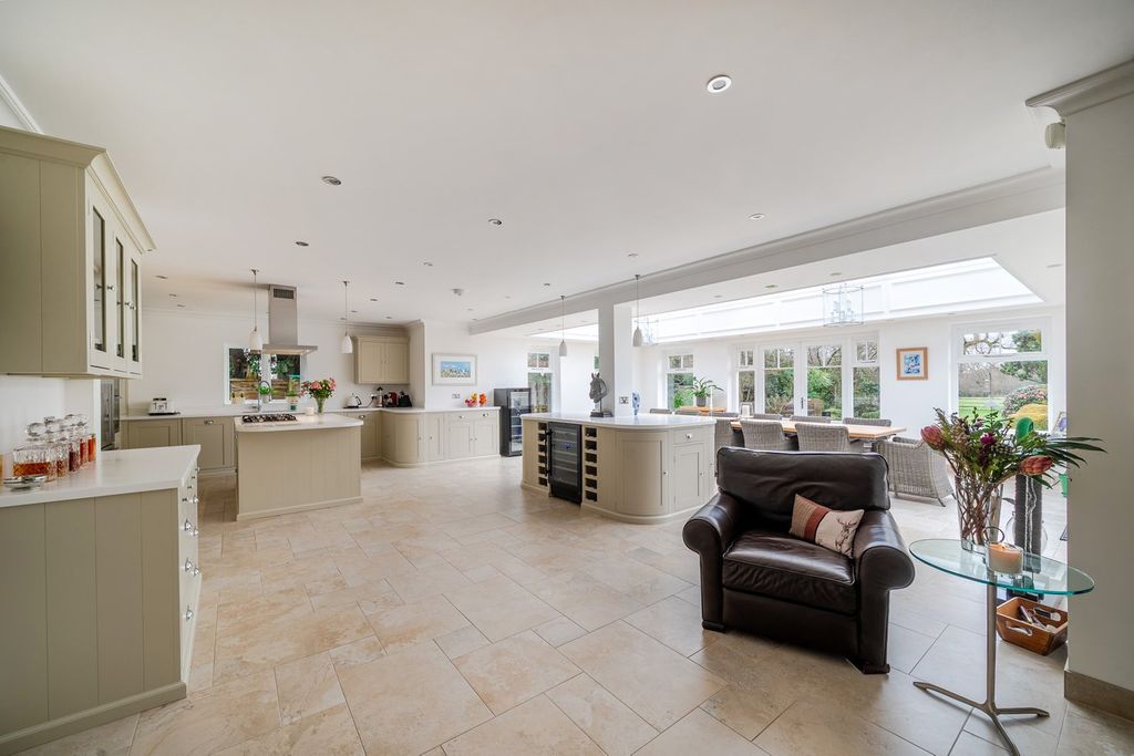 Property photo 2 of 28