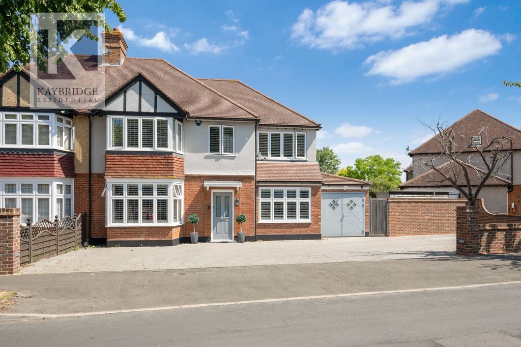 Property photo 1 of 22 Wickham Avenue, Cheam - Sm3 8DX