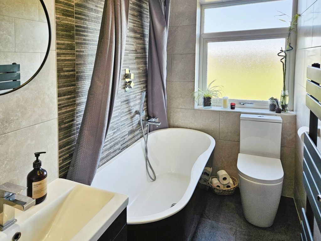 Property photo 3 of 20 Family Bathroom